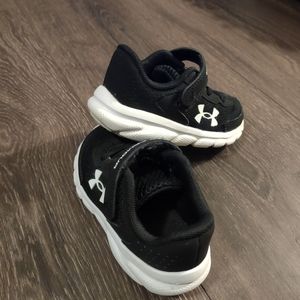 Under Armour tennis shoes size 6